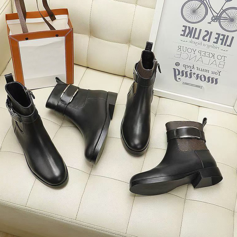 Autumn winter Martin boots woman Flat Travel lace-up sneaker 100% leather lady letter ankle boot Soft cowhide women Belt buckle designer shoes Large size 35-42 With box, Extra shoebox
Autumn winter Martin boots woman Flat Travel lace-up sneaker 100% leather lady letter ankle boot Soft cowhide women Belt buckle designer shoes Large size 35-42 With box, Extra shoebox
