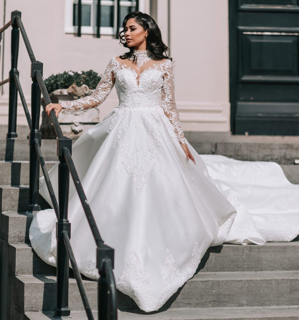 Luxury A-Line Wedding Dresses Arabic Dubai Satin Bridal Gowns Classic High Neck Long Sleeves Lace Appliques Beading Chapel Church Vestido de Novia 202