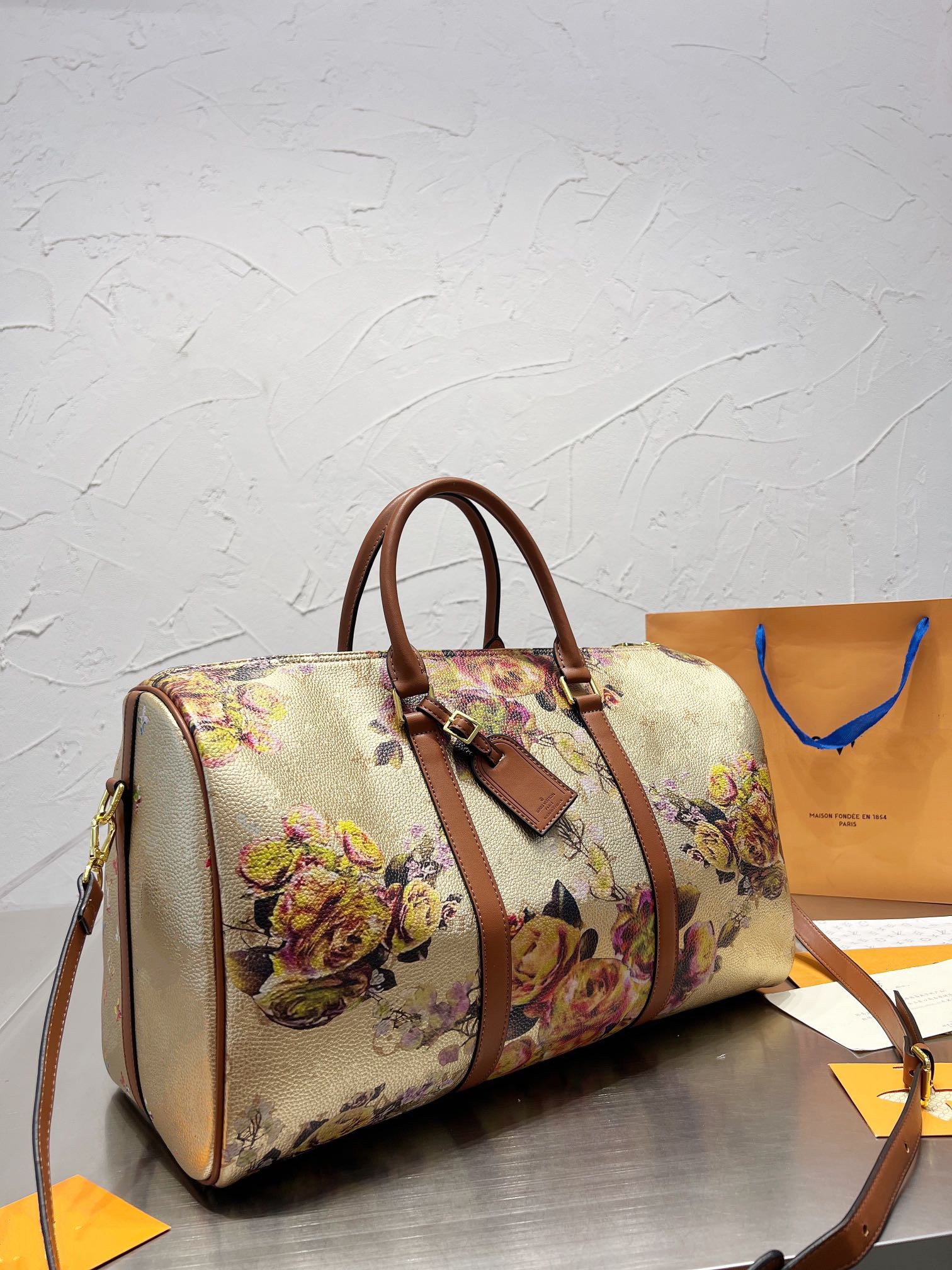 Quality Men Fashion Duffle Bag golden flowers Travel Bags Mens Handle Luggage Gentleman Business Totes with Shoulder Strap Praise and Explosion
Quality Men Fashion Duffle Bag golden flowers Travel Bags Mens Handle Luggage Gentleman Business Totes with Shoulder Strap Praise and Explosion
