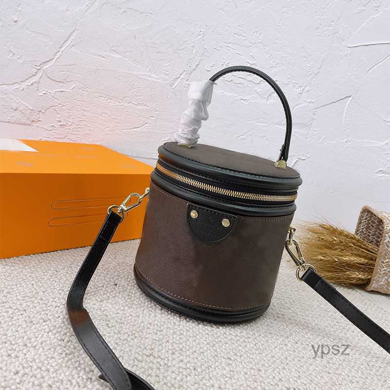 Evening Bags FASHION 2023 Re-Edition Practical Cosmetic Bag WOMEN Luxurys Designers Bags PU Large Capacity Crossbody Bucket Bag Shopping Sh, Brown
Evening Bags FASHION 2023 Re-Edition Practical Cosmetic Bag WOMEN Luxurys Designers Bags PU Large Capacity Crossbody Bucket Bag Shopping Sh, Brown