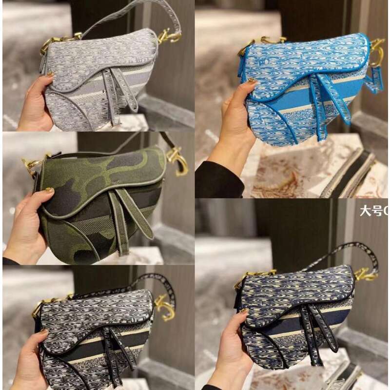 Evening Bags Classic Saddle Totes Luxury Bags Embroidery Handbag Street Trend Underarm Bag Women's Canvas Screen Printing Messenger Shoulde
Evening Bags Classic Saddle Totes Luxury Bags Embroidery Handbag Street Trend Underarm Bag Women's Canvas Screen Printing Messenger Shoulde