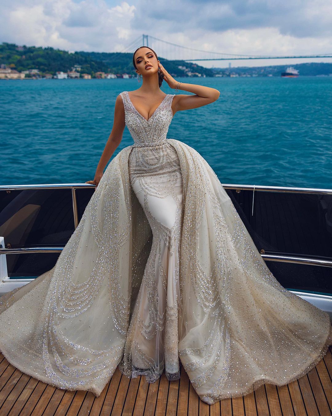 Luxurious Dubai Wedding Dress Beaded Crystals Rhinestones Bridal Gowns V Neck with Detachable Train Robe de mariee