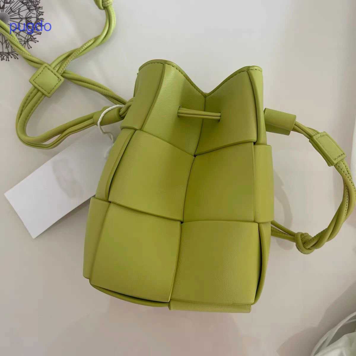 Bottegas Bag Brick Cassette Shoulder Hands Venetas Online Shop Niche Woven Bucket Women's 2023 New Summer Mess Shbi M49i Ulik, Green
Bottegas Bag Brick Cassette Shoulder Hands Venetas Online Shop Niche Woven Bucket Women's 2023 New Summer Mess Shbi M49i Ulik, Green