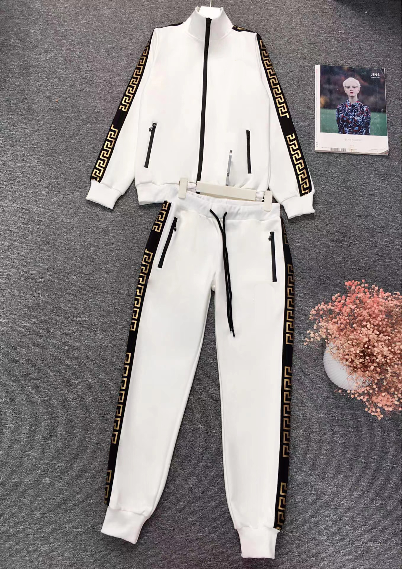 2022 pants men's designer high-end sports suit women's autumn tide brand European casual cardigan long-sleeved letter printing two-piece loose version, Mass customization
2022 pants men's designer high-end sports suit women's autumn tide brand European casual cardigan long-sleeved letter printing two-piece loose version, Mass customization