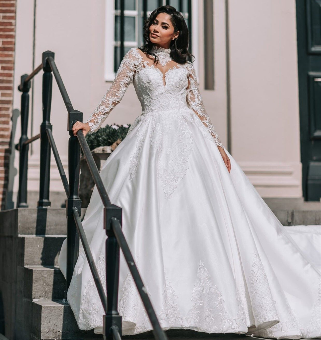 Luxury A-Line Wedding Dresses Arabic Dubai Satin Bridal Gowns Classic High Neck Long Sleeves Lace Appliques Beading Chapel Church Vestido de Novia 202