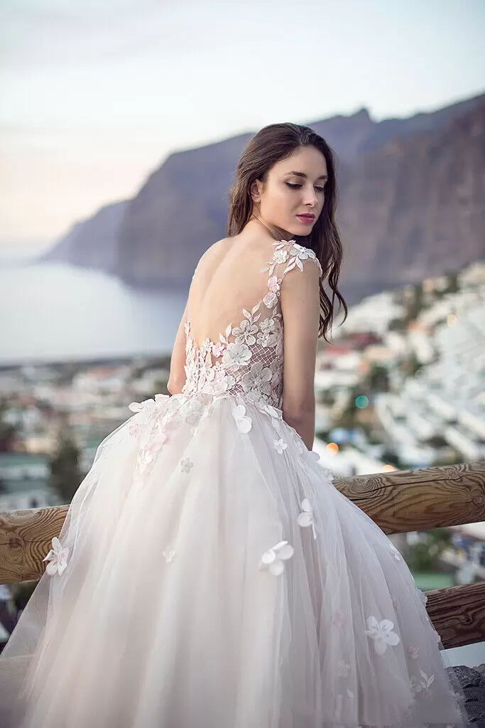 3D Floral Appliques A-Line Wedding Dresses Romantic Bridal Gowns Sheer O-Neck Sexy Backless Lace Tulle Robe De Mariage Court Train Country Bohemian Ve