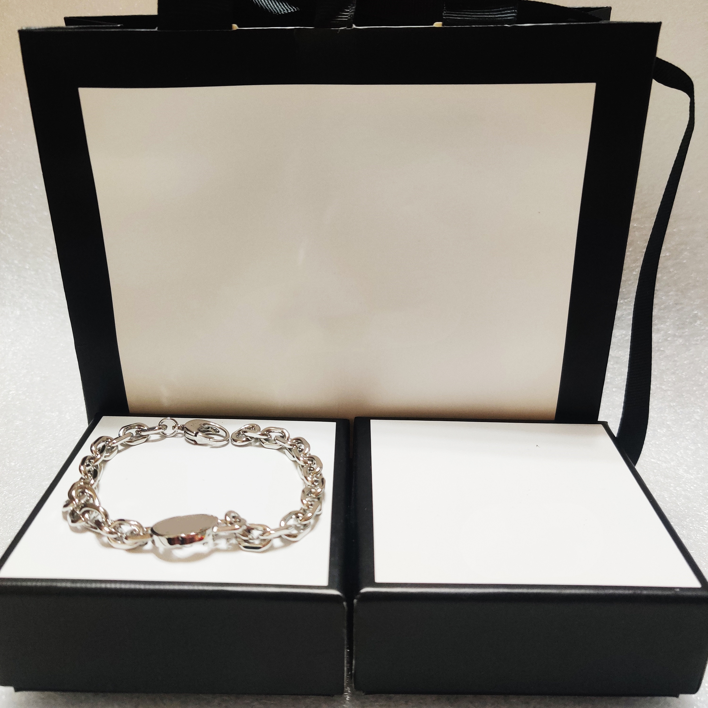 Top Luxury Designer Bracelet Gift Unisex Hip Hop Bracelets Fashion Chain Supply 
Top Luxury Designer Bracelet Gift Unisex Hip Hop Bracelets Fashion Chain Supply