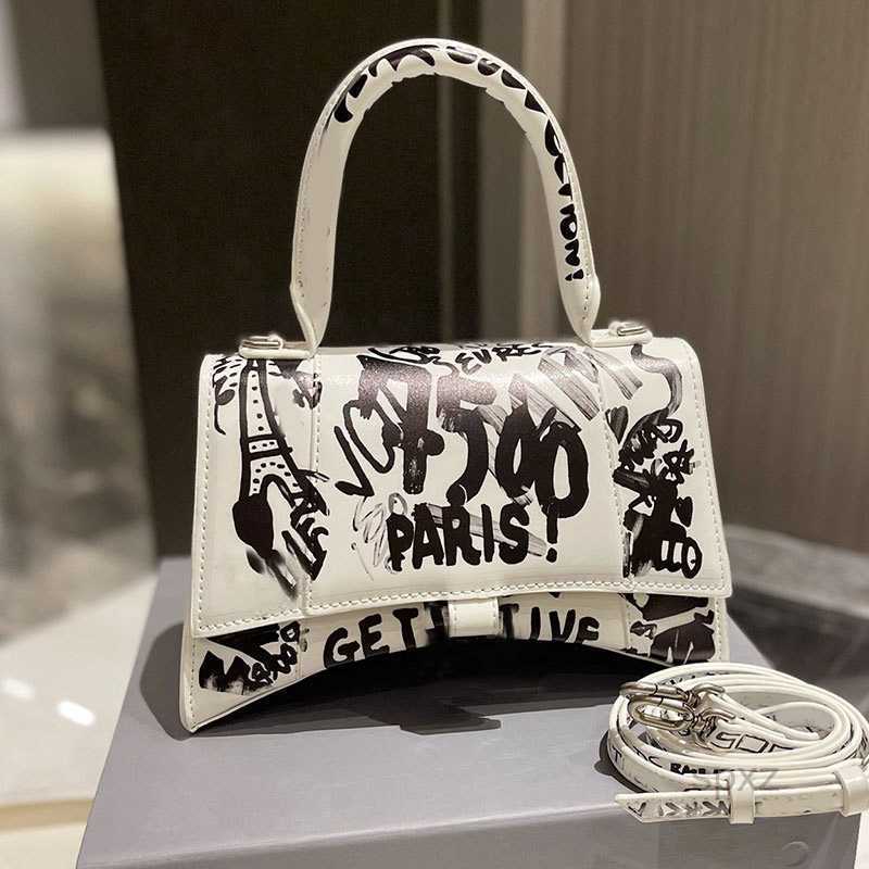 Evening Bags 2022 Handbag Women Cross Body Bag Shoulder Bags Tote Fashion Leather Graffiti Letter Printing Metal Hardware Flap Removable Strap Purse
Evening Bags 2022 Handbag Women Cross Body Bag Shoulder Bags Tote Fashion Leather Graffiti Letter Printing Metal Hardware Flap Removable Strap Purse
