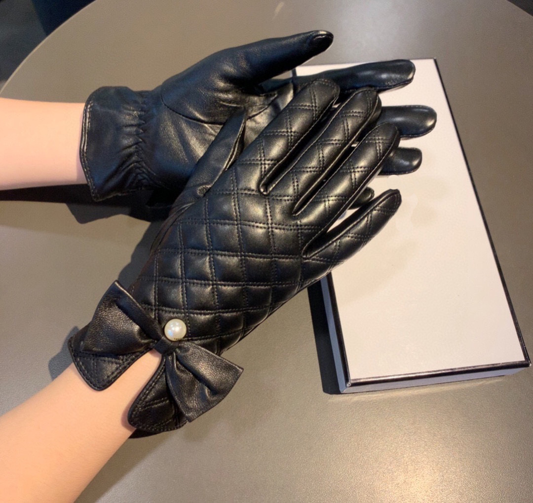 CH designer gloves leather glove ladies sheepskin rabbit fur winter mitten for women official replica Counter quality European size T0P quality 003
CH designer gloves leather glove ladies sheepskin rabbit fur winter mitten for women official replica Counter quality European size T0P quality 003