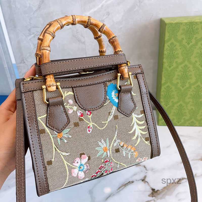Evening Bags Vintage Tote Bag Bamboo Crossbody Handbags Purse Women Women Shopping Shoulder Bags Removable Strap Floral Letter Print Metal Hardware Handbag Wallet
Evening Bags Vintage Tote Bag Bamboo Crossbody Handbags Purse Women Women Shopping Shoulder Bags Removable Strap Floral Letter Print Metal Hardware Handbag Wallet