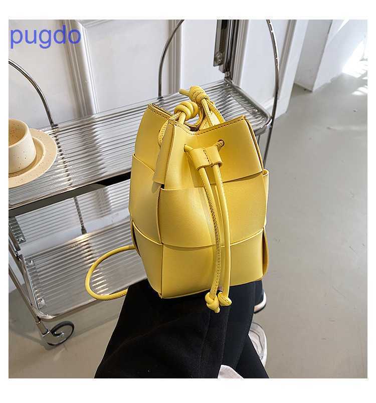 bottegas venetta bags Brick Cassette shoulder bag Bottegas hands Venetas online shop Spring / summer 2023 new lattice texture drawst MJR8 F1HL BYTA, Black
bottegas venetta bags Brick Cassette shoulder bag Bottegas hands Venetas online shop Spring / summer 2023 new lattice texture drawst MJR8 F1HL BYTA, Black