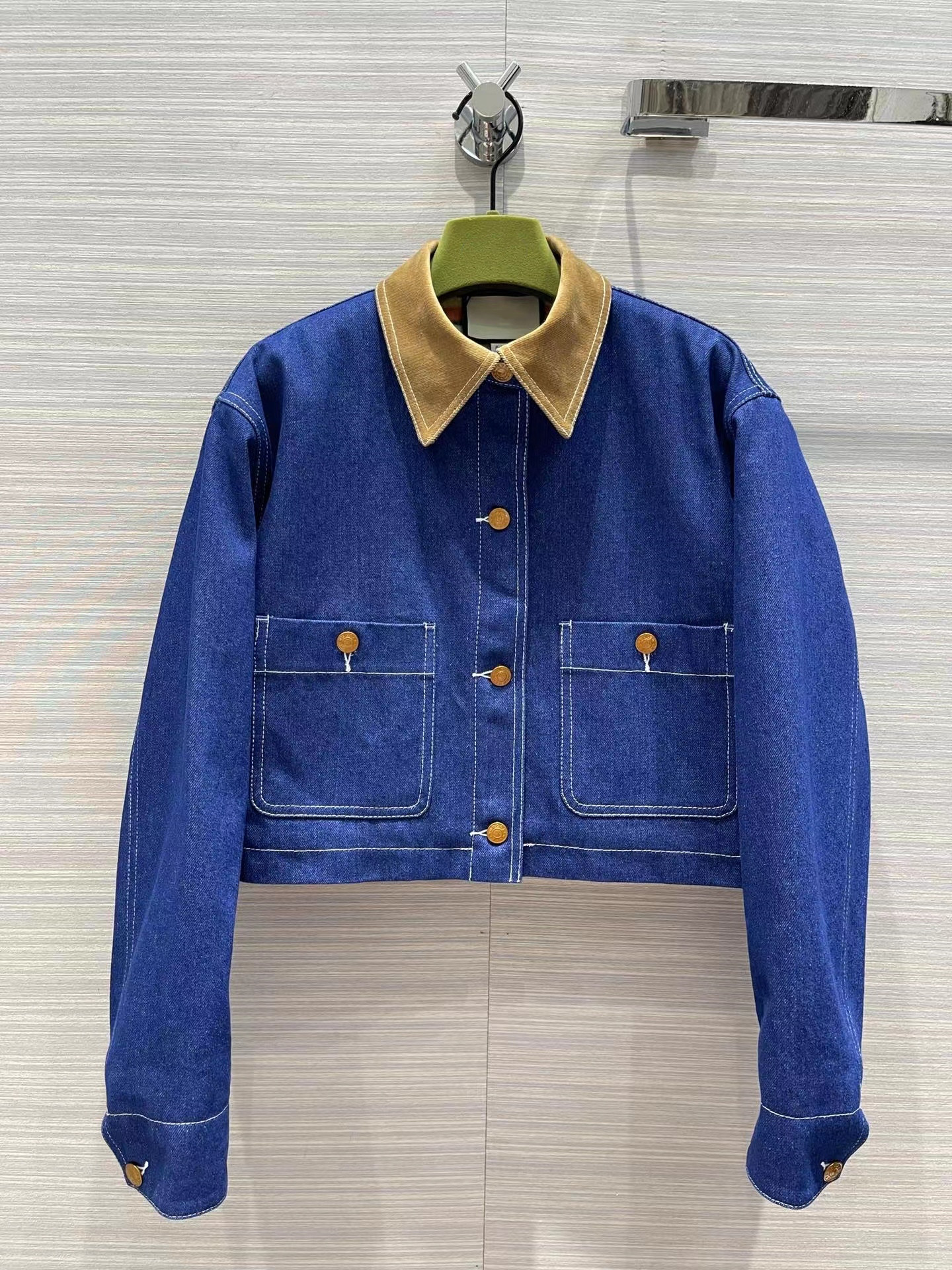 Milan Runway Jackets 2022 Autumn Winter Lapel Neck Long Sleeve Panelled Women' Designer Coats Brand Same Style Outerwear 0927-6, Blue
Milan Runway Jackets 2022 Autumn Winter Lapel Neck Long Sleeve Panelled Women' Designer Coats Brand Same Style Outerwear 0927-6, Blue
