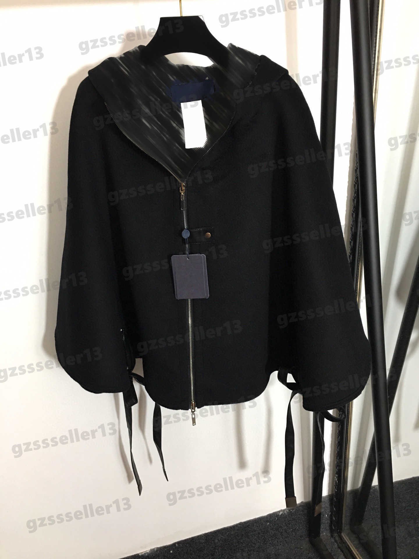 Designer Women Coat Fashion Lining Classic Logo Wool Fabric Trench Coats Lace-up Drawstring Dolman Sleeve Cape Zip Coat Women Clothing 0912
Designer Women Coat Fashion Lining Classic Logo Wool Fabric Trench Coats Lace-up Drawstring Dolman Sleeve Cape Zip Coat Women Clothing 0912