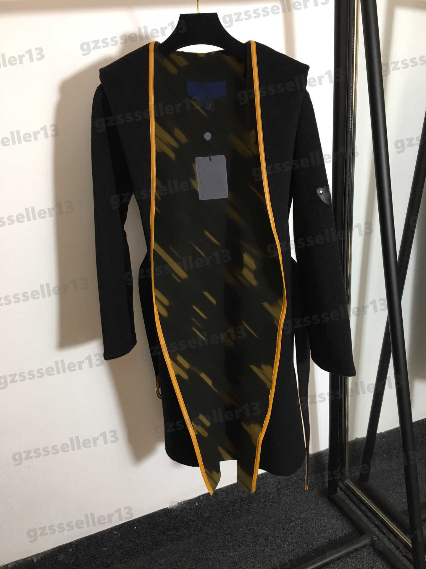 Designer Women Coat Fashion Leather-covered Logo-print Lining Trench Coats Belted Tunic Long Sleeve Hooded Woolen Coat Women Clothing 0912
Designer Women Coat Fashion Leather-covered Logo-print Lining Trench Coats Belted Tunic Long Sleeve Hooded Woolen Coat Women Clothing 0912