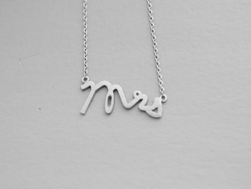 Dainty Cursive Mrs Letter Necklaces Stainless Steel Luxury English Word Name Pendant Choker for Ladies Female Wife Wedding Bridal