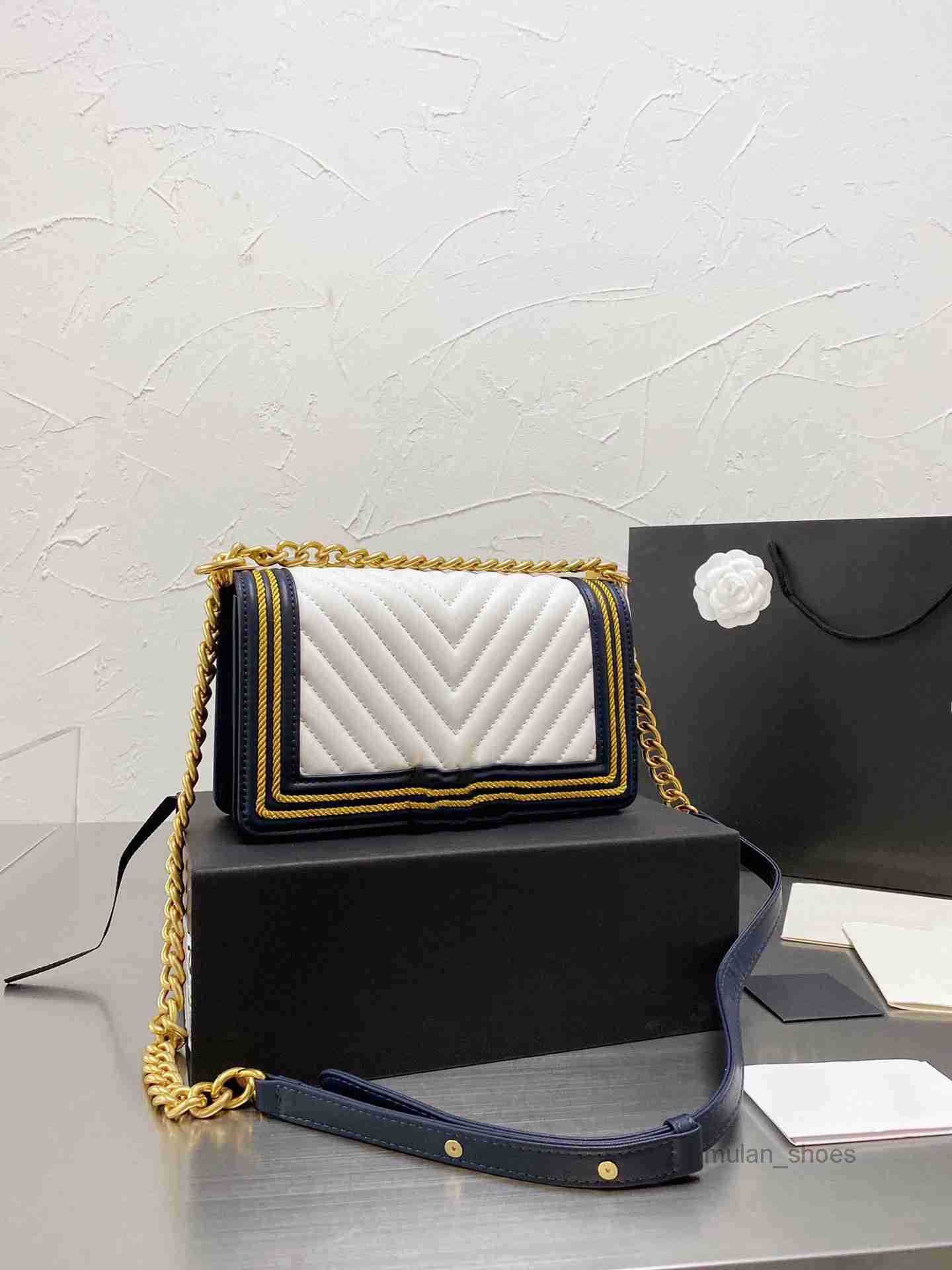 2022 Evening Bags Spring and Autumn Women's Luxury Designer Bags One Shoulder Portable Crossbody Chain Splicing Color Black White Versatile Large Capacity
2022 Evening Bags Spring and Autumn Women's Luxury Designer Bags One Shoulder Portable Crossbody Chain Splicing Color Black White Versatile Large Capacity