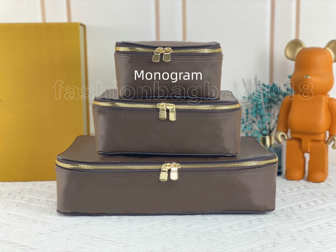 M43690 PACKING CUBE PM MM GM Cosmetic Bag Storage Suitcase Jewelry Box Monogams Damier Pattern Designers Luxurys Multi-Size Travel Bag
M43690 PACKING CUBE PM MM GM Cosmetic Bag Storage Suitcase Jewelry Box Monogams Damier Pattern Designers Luxurys Multi-Size Travel Bag