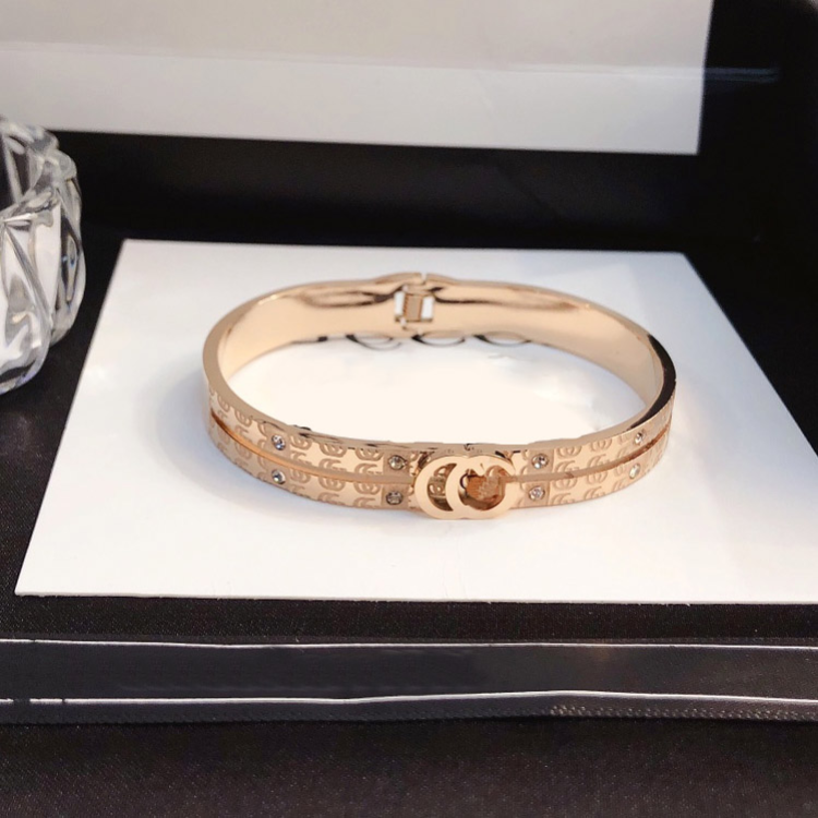 Designer Bracelet Bangle Charm bracelet Luxury Bracelets Women Letter Jewelry Plated Stainless steel 18K Gold Wristband Cuff Fashion Party Accessories
Designer Bracelet Bangle Charm bracelet Luxury Bracelets Women Letter Jewelry Plated Stainless steel 18K Gold Wristband Cuff Fashion Party Accessories