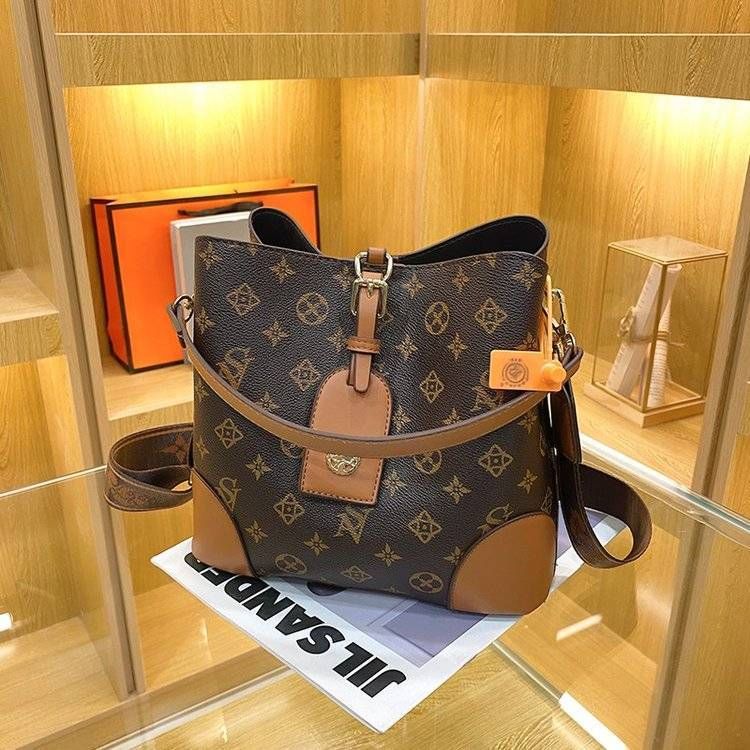Brand Luxury Design Vintage Bucket Shoulder Bag 2022 Purses Women's Fashion Retro Style One Shoulder Crossbody Bags Printed Handbag Tote Designers Handbags Wallets
Brand Luxury Design Vintage Bucket Shoulder Bag 2022 Purses Women's Fashion Retro Style One Shoulder Crossbody Bags Printed Handbag Tote Designers Handbags Wallets