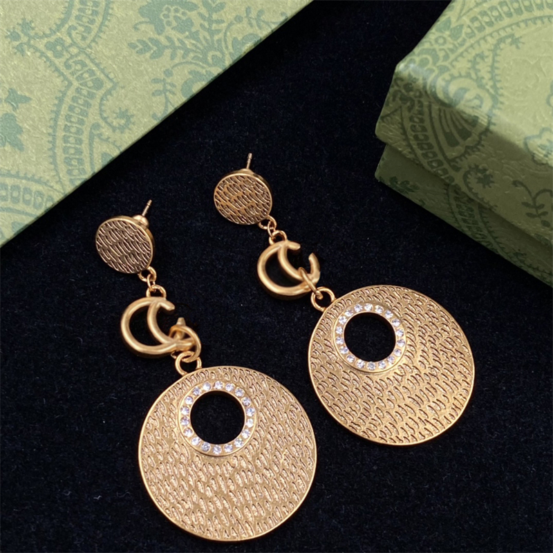 Luxury Pendant Earrings Women Circle Ear Studs Fashion Letter Earrings Gold Sliver Earring For Girl Diamond Jewelry Wedding Party
Luxury Pendant Earrings Women Circle Ear Studs Fashion Letter Earrings Gold Sliver Earring For Girl Diamond Jewelry Wedding Party
