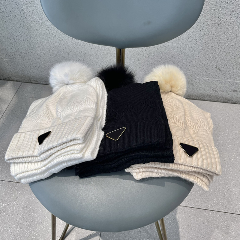 2022 Designer Hats Scarves Gloves Sets For Men Womens 3 Colors Winter Autumn Warm Hat Scarf Set Luxurys Fitted Hat P Letter 22092807
2022 Designer Hats Scarves Gloves Sets For Men Womens 3 Colors Winter Autumn Warm Hat Scarf Set Luxurys Fitted Hat P Letter 22092807