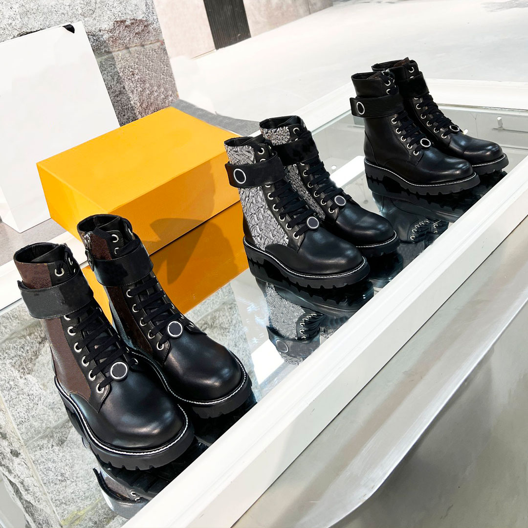 2022 Flat Ranger Boots Ankle Boot Booted Shoes Women Territory Fashion Velcro Letter Print Top Designer Ladies Winter Outdoor Size 35-40, Color 0
2022 Flat Ranger Boots Ankle Boot Booted Shoes Women Territory Fashion Velcro Letter Print Top Designer Ladies Winter Outdoor Size 35-40, Color 0