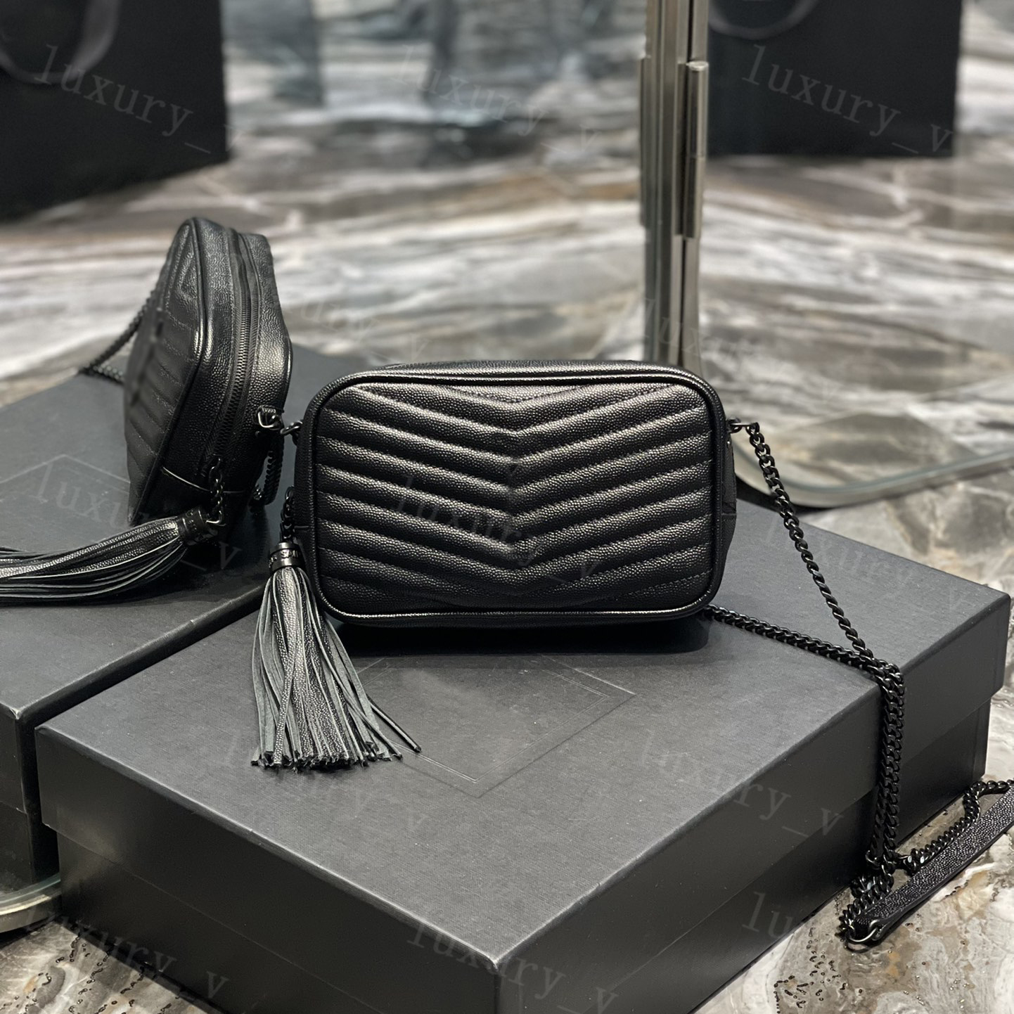 Designer Shoulder Bags Lou Camera Bag Quilted Leather Fashion Womens Cross Body black Mini Handbags Purses with Tassel, Gold chain
Designer Shoulder Bags Lou Camera Bag Quilted Leather Fashion Womens Cross Body black Mini Handbags Purses with Tassel, Gold chain