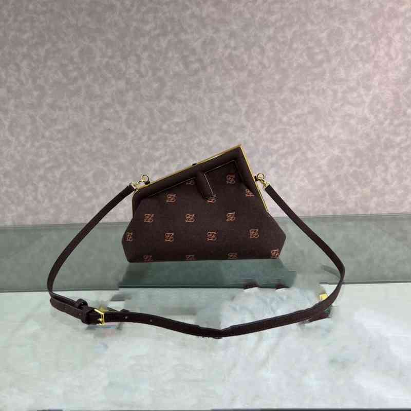 Evening Bags designer New autumn and winter women's bag first series hand holding sheepskin case Single Shoulder Messenger chain, Light gray
Evening Bags designer New autumn and winter women's bag first series hand holding sheepskin case Single Shoulder Messenger chain, Light gray