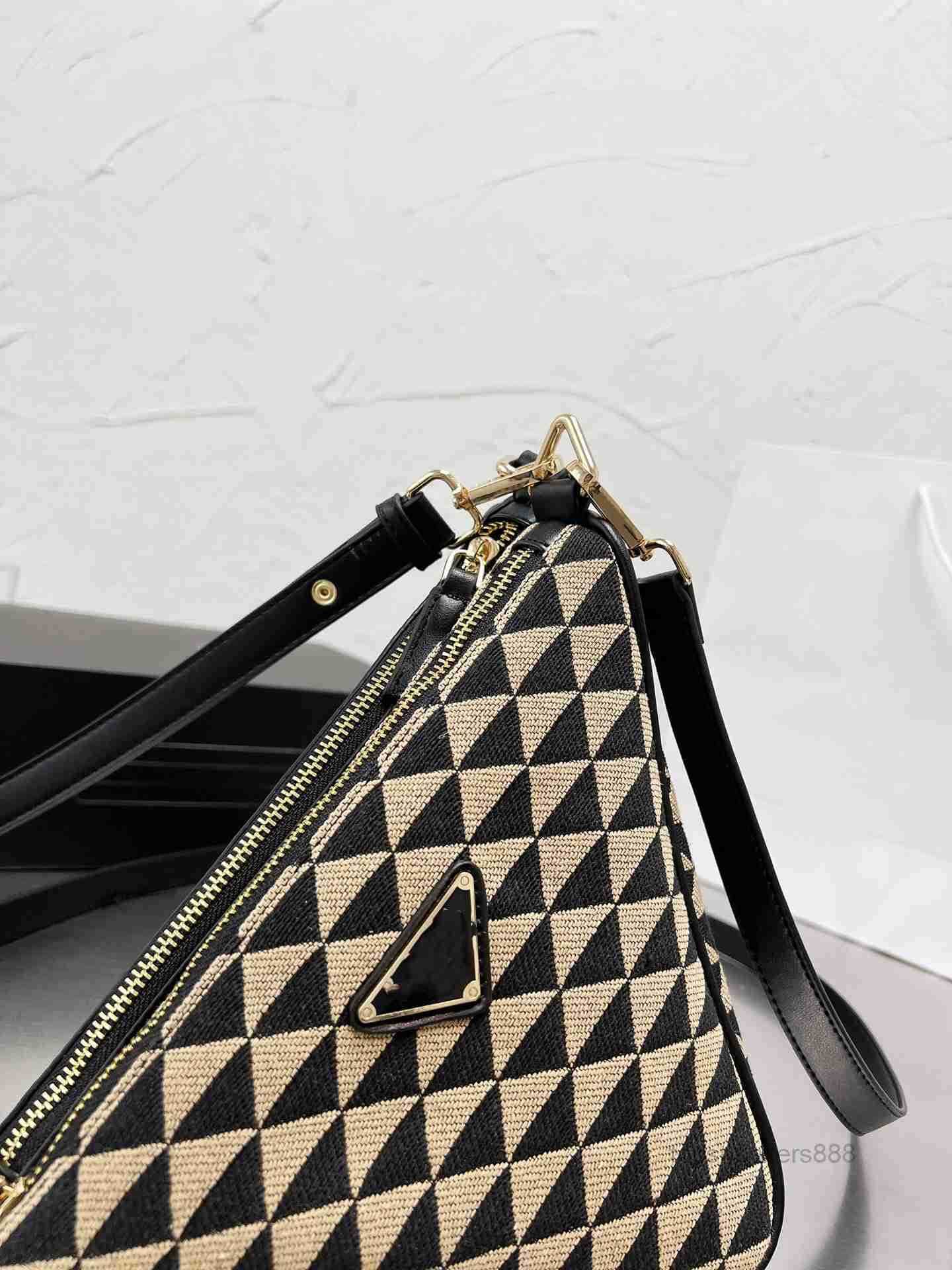 Evening Bags Fall Triangle Bags Luxury Designer Bags Fashion Versatile Handbags Crossbody Shoulder Zippers Twocolor stitching, Customize
Evening Bags Fall Triangle Bags Luxury Designer Bags Fashion Versatile Handbags Crossbody Shoulder Zippers Twocolor stitching, Customize