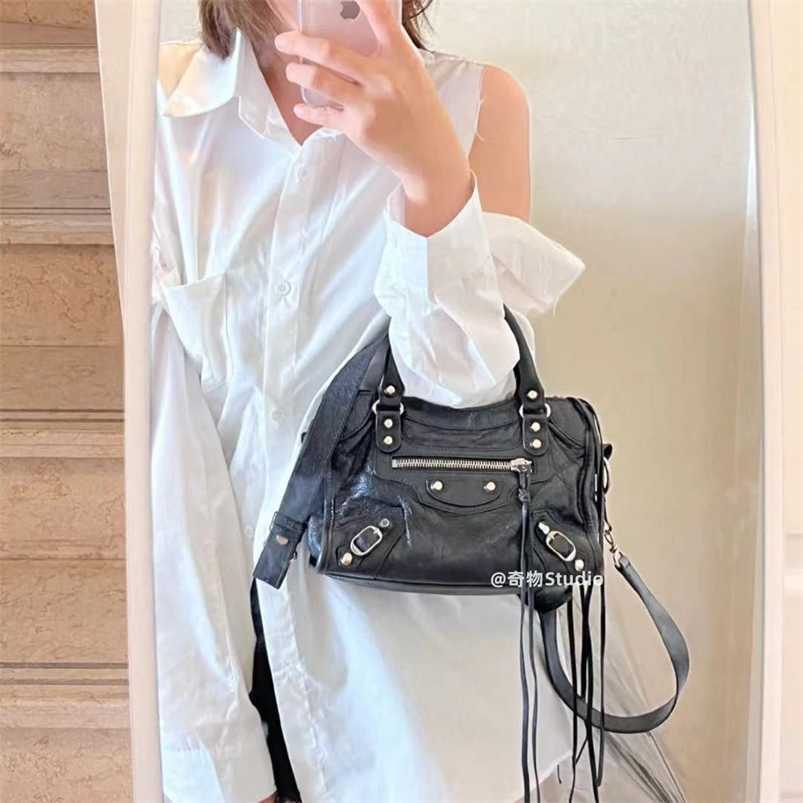 Genuine Leather Bags Balenciga Lecagole Hanbags The same style of Paris home for stars womens leather cagole motorcycle high color value por, Black (waxed cow leather)
Genuine Leather Bags Balenciga Lecagole Hanbags The same style of Paris home for stars womens leather cagole motorcycle high color value por, Black (waxed cow leather)