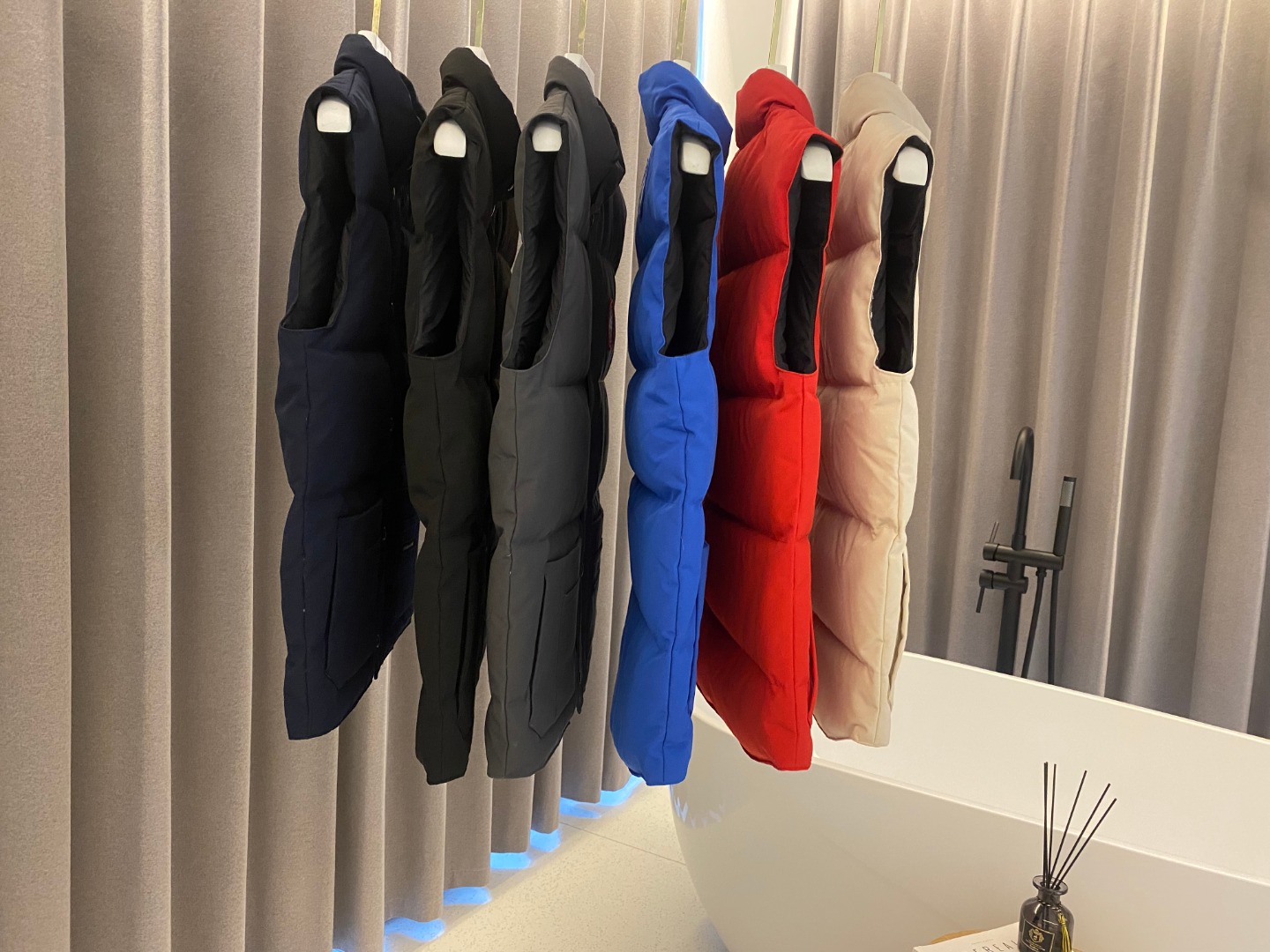 Men's Vest Down Coat Black and White Red Blue Grey warm and comfortable 6 Match European brand trench style classic embroidery pattern sleeveless hoodie 3XL 2XLSSLL
Men's Vest Down Coat Black and White Red Blue Grey warm and comfortable 6 Match European brand trench style classic embroidery pattern sleeveless hoodie 3XL 2XLSSLL