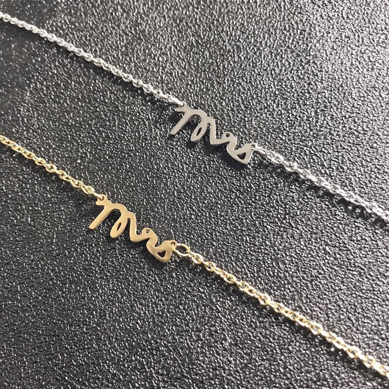 Dainty Cursive Mrs Letter Necklaces Stainless Steel Luxury English Word Name Pendant Choker for Ladies Female Wife Wedding Bridal