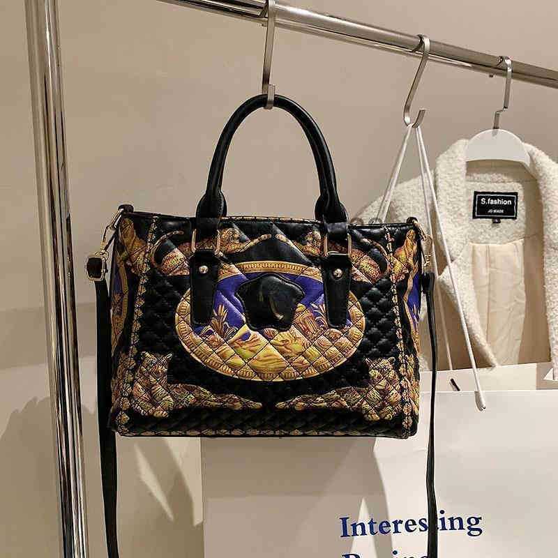 5 Colors Designer Bags Trendy V Handbag Classic Gold Plated Medusa Decorated Totebag Palace Print Shoulder Bag Hot Selling Square Large, Black
5 Colors Designer Bags Trendy V Handbag Classic Gold Plated Medusa Decorated Totebag Palace Print Shoulder Bag Hot Selling Square Large, Black
