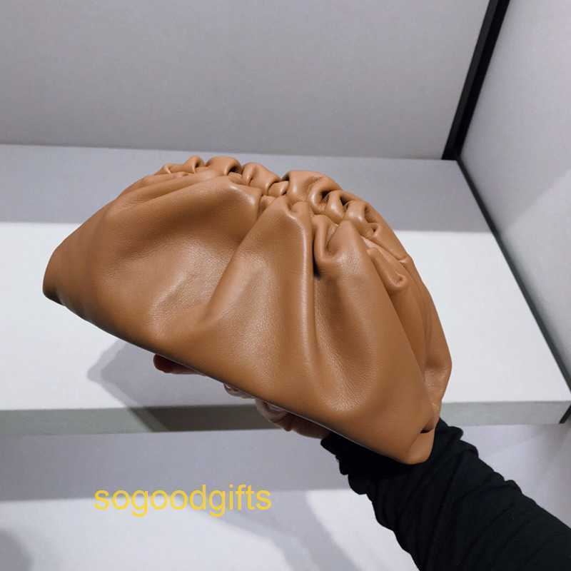 Pouch Designer Bag Bottegas Handbags Women Venetas Clutch bags 2022 new am same cloud bag soft leather cowhide women's One Shoulder Messenge, White - small cloud pack
Pouch Designer Bag Bottegas Handbags Women Venetas Clutch bags 2022 new am same cloud bag soft leather cowhide women's One Shoulder Messenge, White - small cloud pack