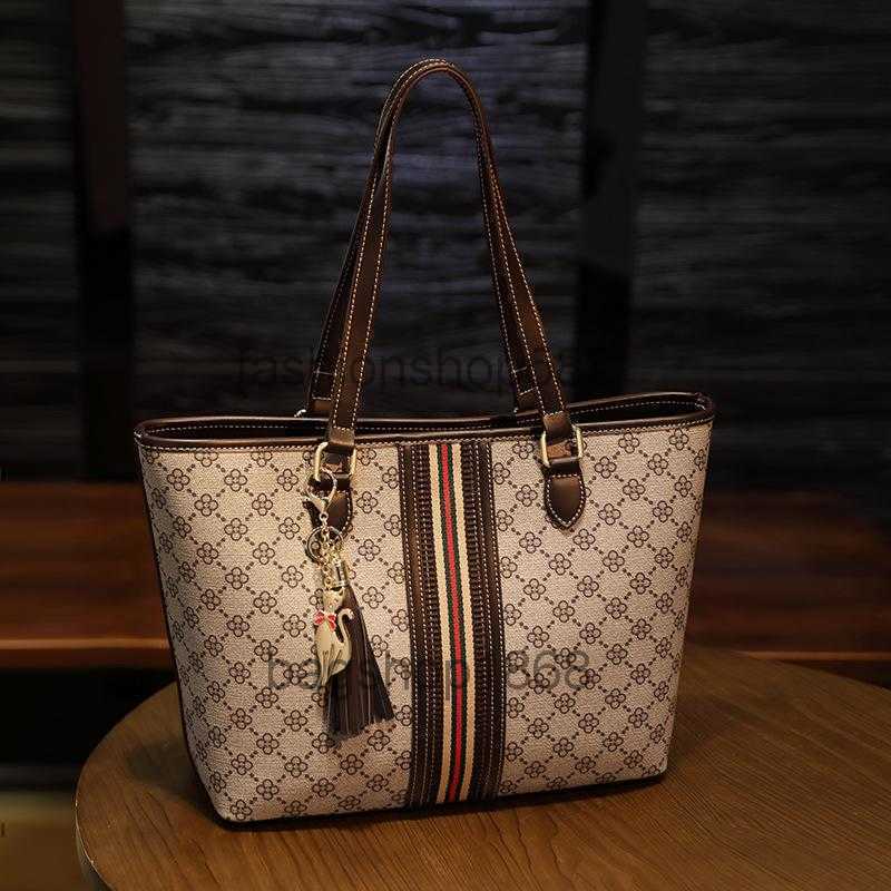 Shoulder Bags Brand Designer Women Single Bag Large Capacity Tassel Bucket Handbag High Quality Pvc Leather Totes Shopping Flower, Tassel tote bags
Shoulder Bags Brand Designer Women Single Bag Large Capacity Tassel Bucket Handbag High Quality Pvc Leather Totes Shopping Flower, Tassel tote bags