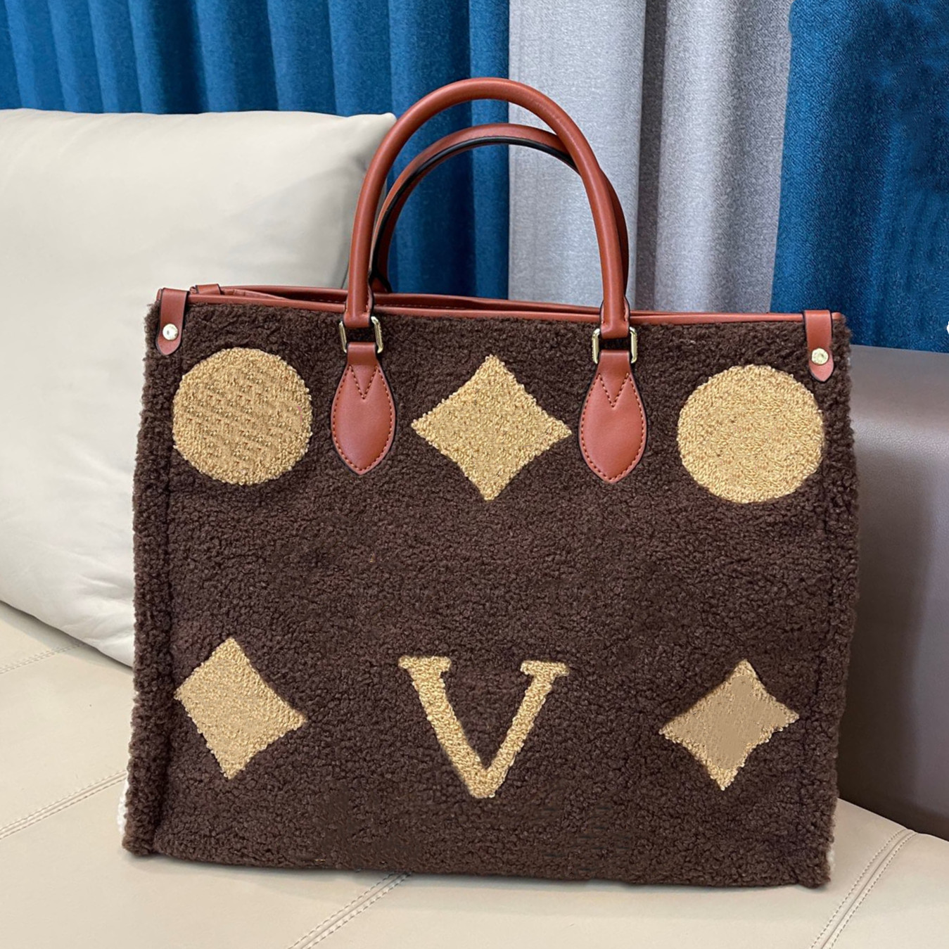 Cashmere Lamb Wool Totes Mens Womens Shoulder Bags Pillow Handbags Real Leather Waist Bags Down Jacket Shopping Bag Chest Purses, Box
Cashmere Lamb Wool Totes Mens Womens Shoulder Bags Pillow Handbags Real Leather Waist Bags Down Jacket Shopping Bag Chest Purses, Box