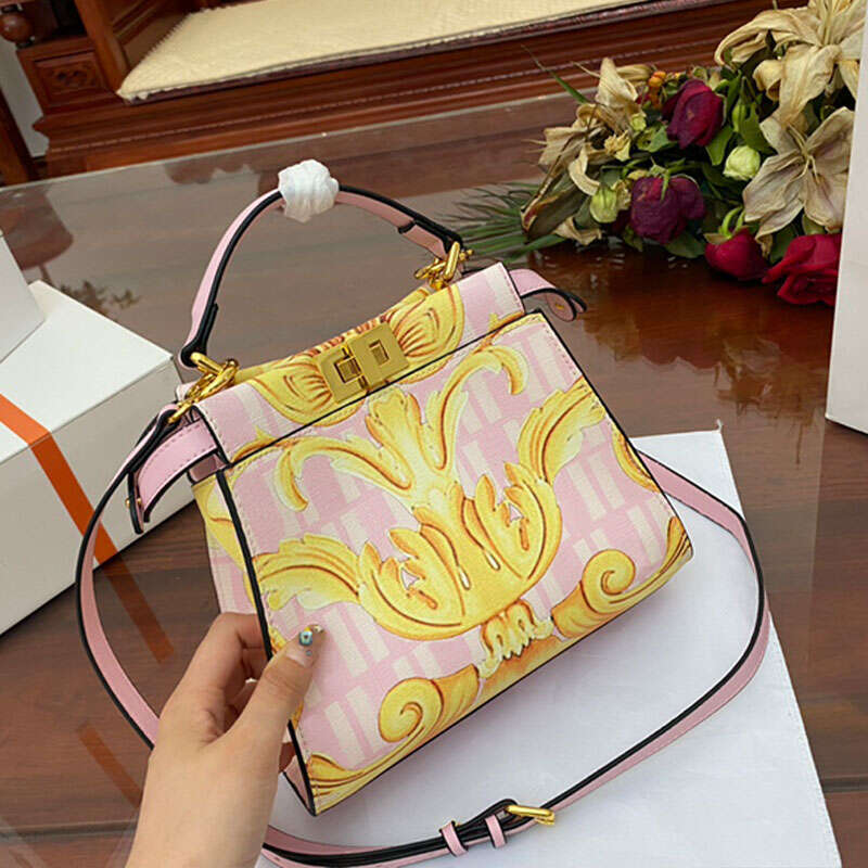 Evening Bags Handbag Fashion Shoulder Baroque Letter Printing Leather Tote Bags Women Crossbody Purse Classic Twist Lock Interior SlotMu
Evening Bags Handbag Fashion Shoulder Baroque Letter Printing Leather Tote Bags Women Crossbody Purse Classic Twist Lock Interior SlotMu