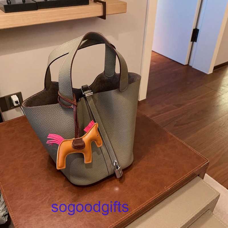 H Handbag Women's Designer Bags Genuine Leather Picotn Lock Handbags Tote Bag Vegetable Basket Women's Bag Hand Bucket New Pn Moyq, Golden brown shoot silk scarf pony
H Handbag Women's Designer Bags Genuine Leather Picotn Lock Handbags Tote Bag Vegetable Basket Women's Bag Hand Bucket New Pn Moyq, Golden brown shoot silk scarf pony