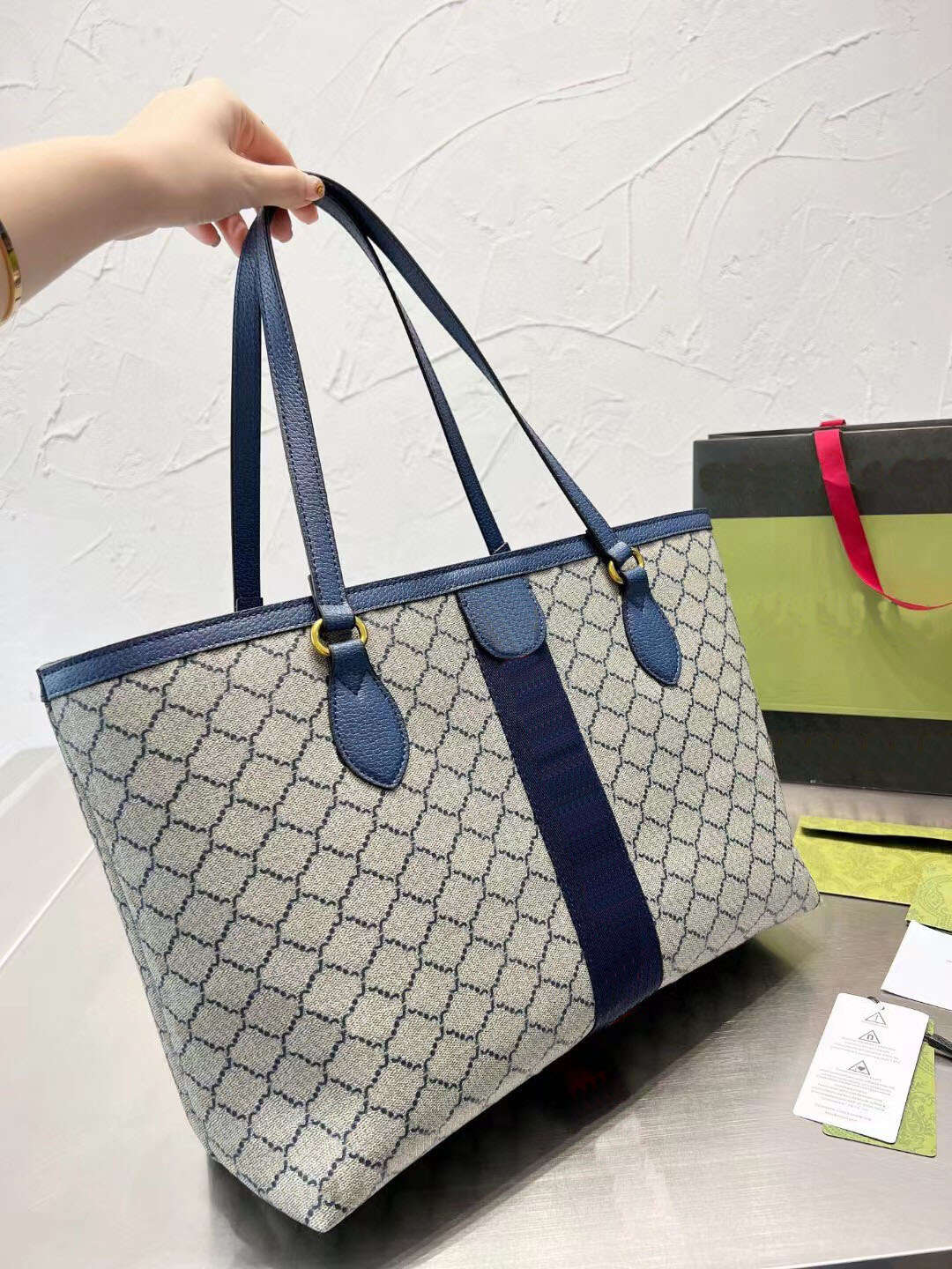 Large Capacity Shopping Bags 2022 Totes Luxurys Designers Shoulder Bag Fashion Women Tote Leather Printed Handbags Crossbody Clutch Wallet Casual Totes, Blue+logo 38cm
Large Capacity Shopping Bags 2022 Totes Luxurys Designers Shoulder Bag Fashion Women Tote Leather Printed Handbags Crossbody Clutch Wallet Casual Totes, Blue+logo 38cm