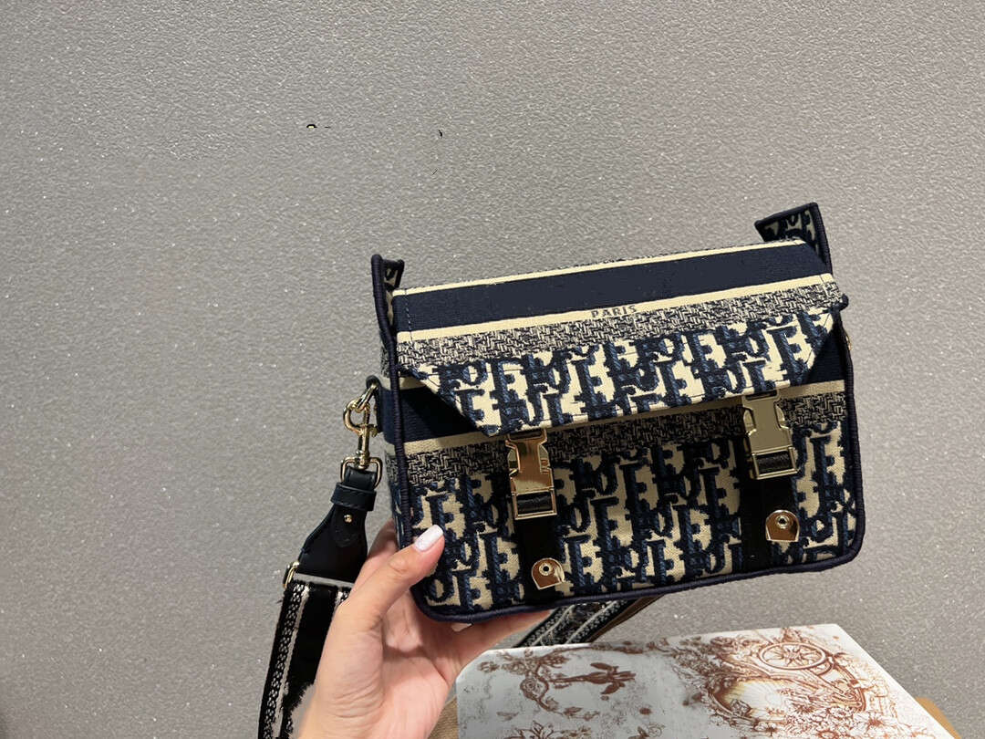 women 22ss versatile classic postman bag Cross Body Fashion Bags Shopping Satchels black messenger bags leather canvas hobo handba envelope wallet bottegas purse
women 22ss versatile classic postman bag Cross Body Fashion Bags Shopping Satchels black messenger bags leather canvas hobo handba envelope wallet bottegas purse