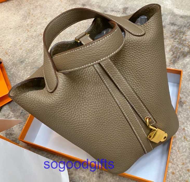 Hd Handbag Women s Designer Bags Genuine Leather Picotin Lock H Handbags Tote Bag 2023 New Vegetable Basket Bag Leather Bucket H1b5cvn Xtpn, Linen blue 18cm (gold buckle)
Hd Handbag Women s Designer Bags Genuine Leather Picotin Lock H Handbags Tote Bag 2023 New Vegetable Basket Bag Leather Bucket H1b5cvn Xtpn, Linen blue 18cm (gold buckle)