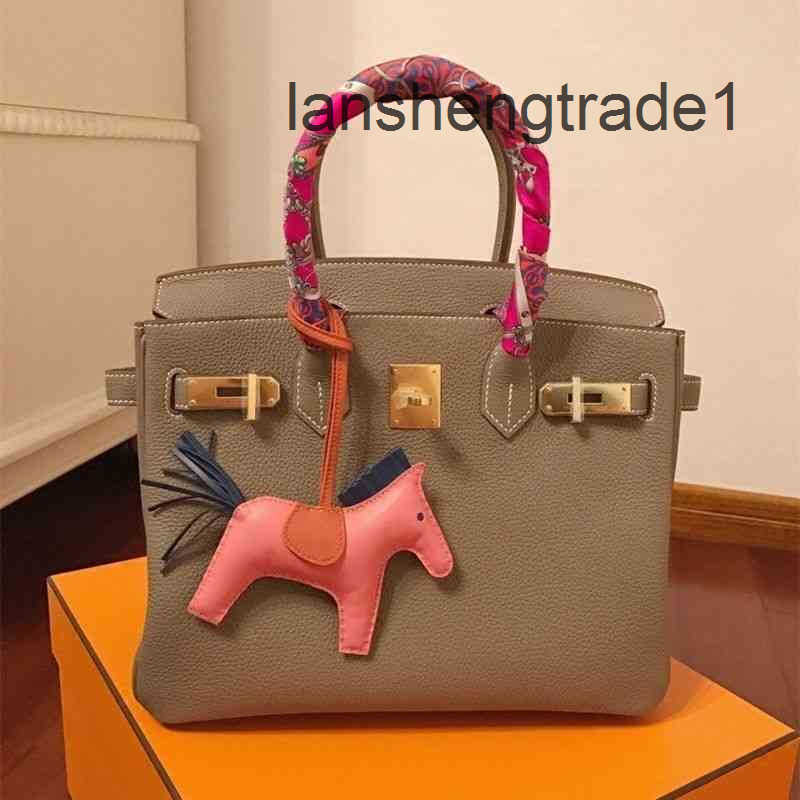 Designer Luxurys High Quality Bag Hemes Cowhide Berkin For Womens Handmade Wallet Fashion Letters H Togo Handbags Kely Purse Leather Black 25 35 The Totes Bags JFQZ, Sky blue
Designer Luxurys High Quality Bag Hemes Cowhide Berkin For Womens Handmade Wallet Fashion Letters H Togo Handbags Kely Purse Leather Black 25 35 The Totes Bags JFQZ, Sky blue