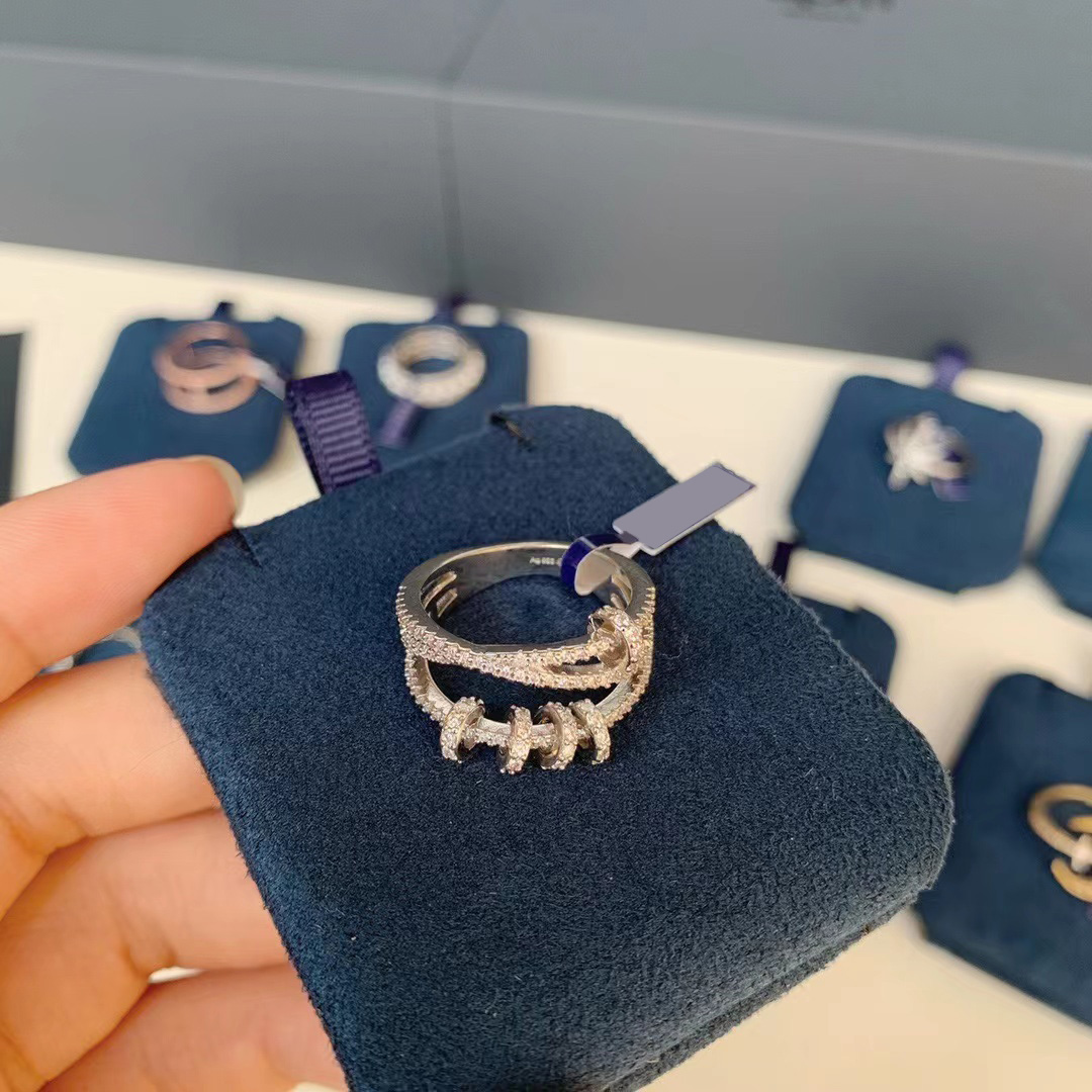 Luxurys Designers Ring Fashion Diamond Rings Luxury Womens Jewelry Temperament lady Silvery Diamond jewelrys gift
Luxurys Designers Ring Fashion Diamond Rings Luxury Womens Jewelry Temperament lady Silvery Diamond jewelrys gift