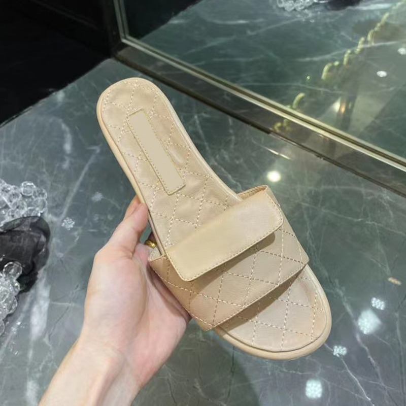 Designer slippers flat sandals diamond fashion shoes women's beach flip flops leather small shangar black large size 35-42, 3#
Designer slippers flat sandals diamond fashion shoes women's beach flip flops leather small shangar black large size 35-42, 3#