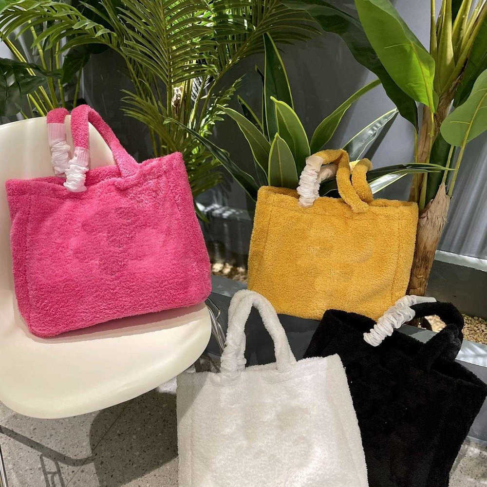 Totes PRAbag Tote Bag Winter Triangle Plush Handbag Designer Bags Women White Shopping Crossbody Purse 220928, Prad-peach
Totes PRAbag Tote Bag Winter Triangle Plush Handbag Designer Bags Women White Shopping Crossbody Purse 220928, Prad-peach
