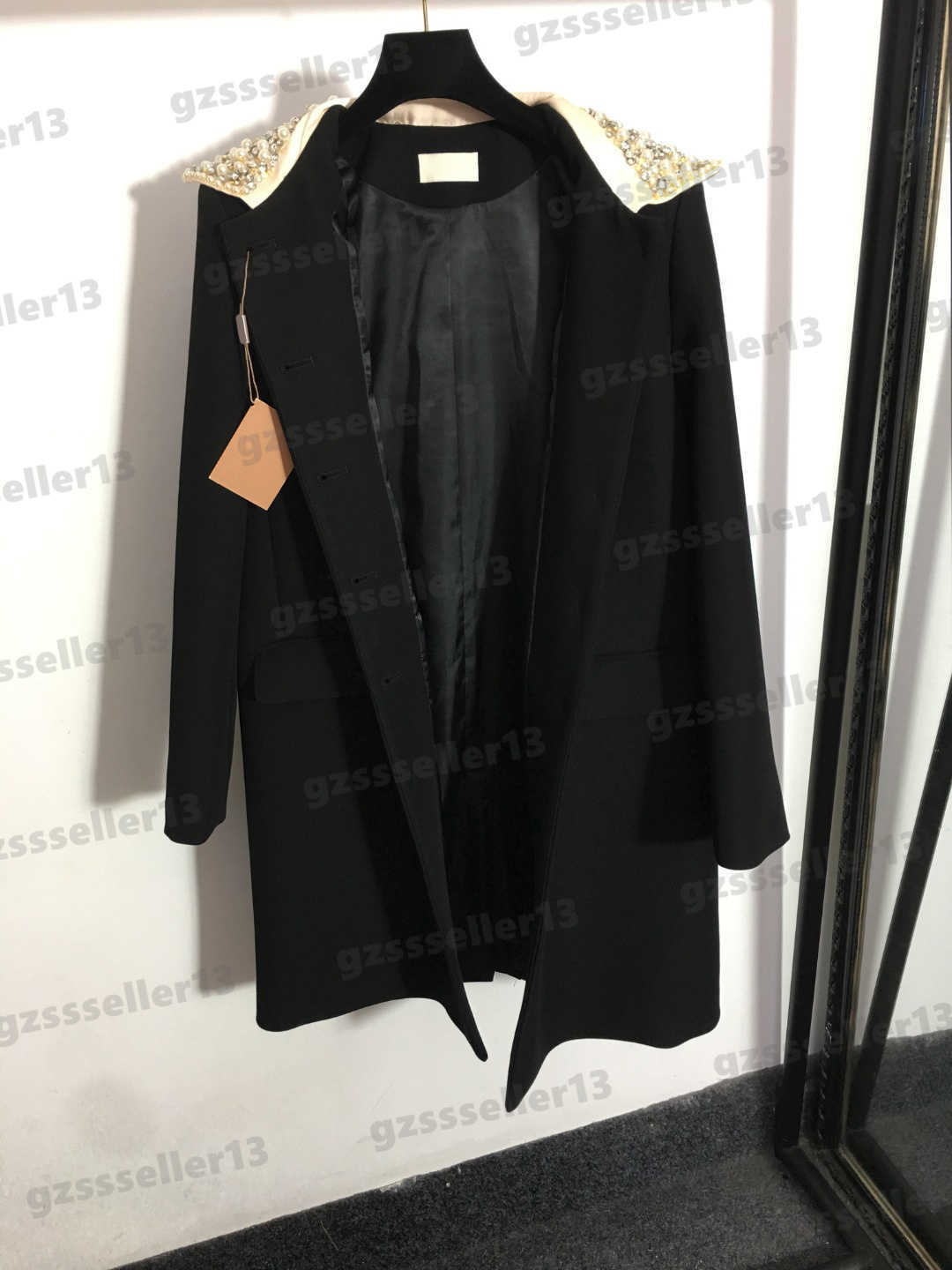 Designer Women Trench Coat Mumu Single-breasted Mid Length Jackets Luxury Heavy Industry Pearl Studded Lapel Long Sleeve Jacket 0912, 17
Designer Women Trench Coat Mumu Single-breasted Mid Length Jackets Luxury Heavy Industry Pearl Studded Lapel Long Sleeve Jacket 0912, 17