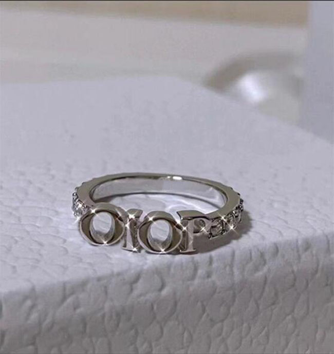 Luxury designer silver letter band rings woman fashion ring for lady female party wedding lovers gift jewelry With Box
Luxury designer silver letter band rings woman fashion ring for lady female party wedding lovers gift jewelry With Box