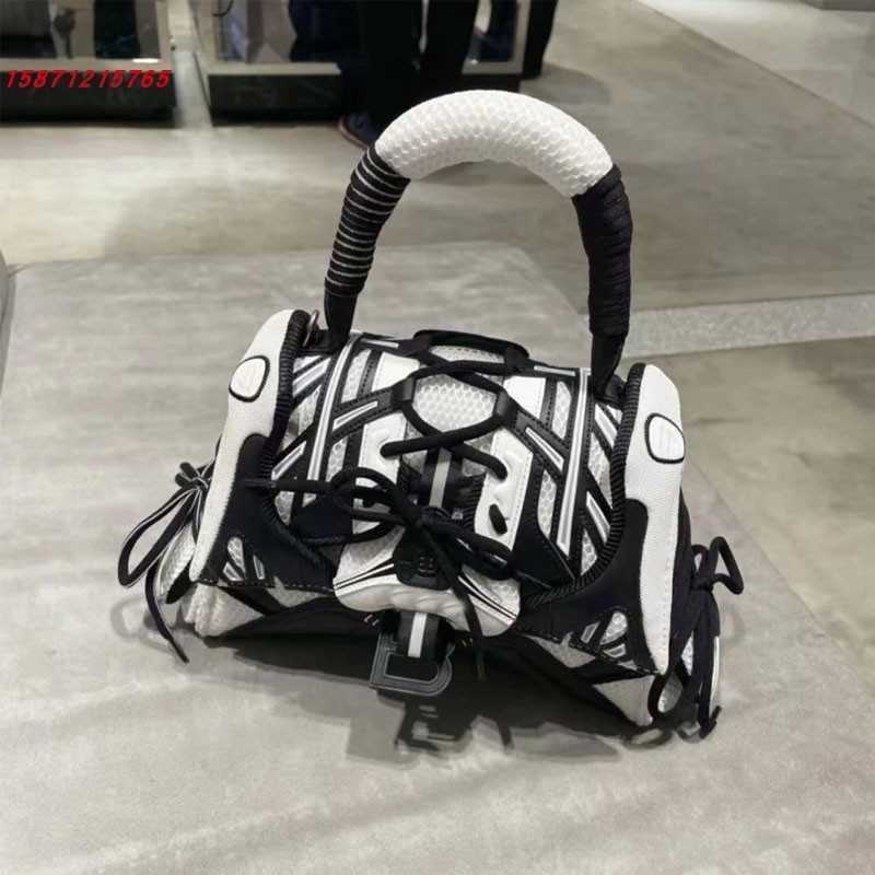 Balencaigass Bags Hourglass Series Handbags 2021 Autumn Winter New Sneaker Head Shoes Disassembly Splicing Hbag, Black and white trumpet
Balencaigass Bags Hourglass Series Handbags 2021 Autumn Winter New Sneaker Head Shoes Disassembly Splicing Hbag, Black and white trumpet