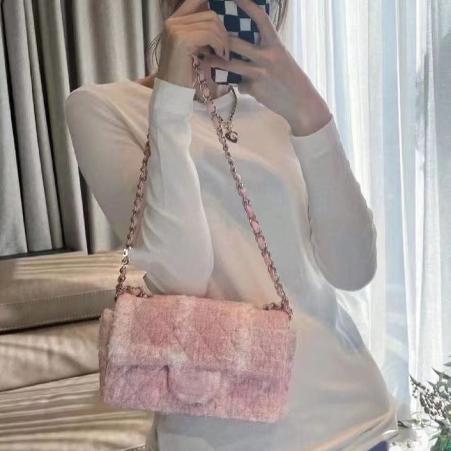 Charming Women Winter M Fluffy Shoulder Bags Luxurious Brand Pink Flap Downy Purses Crossbody Handbags Cream Color Luxury Diamond Lattice Underarm Handbag Purses, 1 size 25cm
Charming Women Winter M Fluffy Shoulder Bags Luxurious Brand Pink Flap Downy Purses Crossbody Handbags Cream Color Luxury Diamond Lattice Underarm Handbag Purses, 1 size 25cm