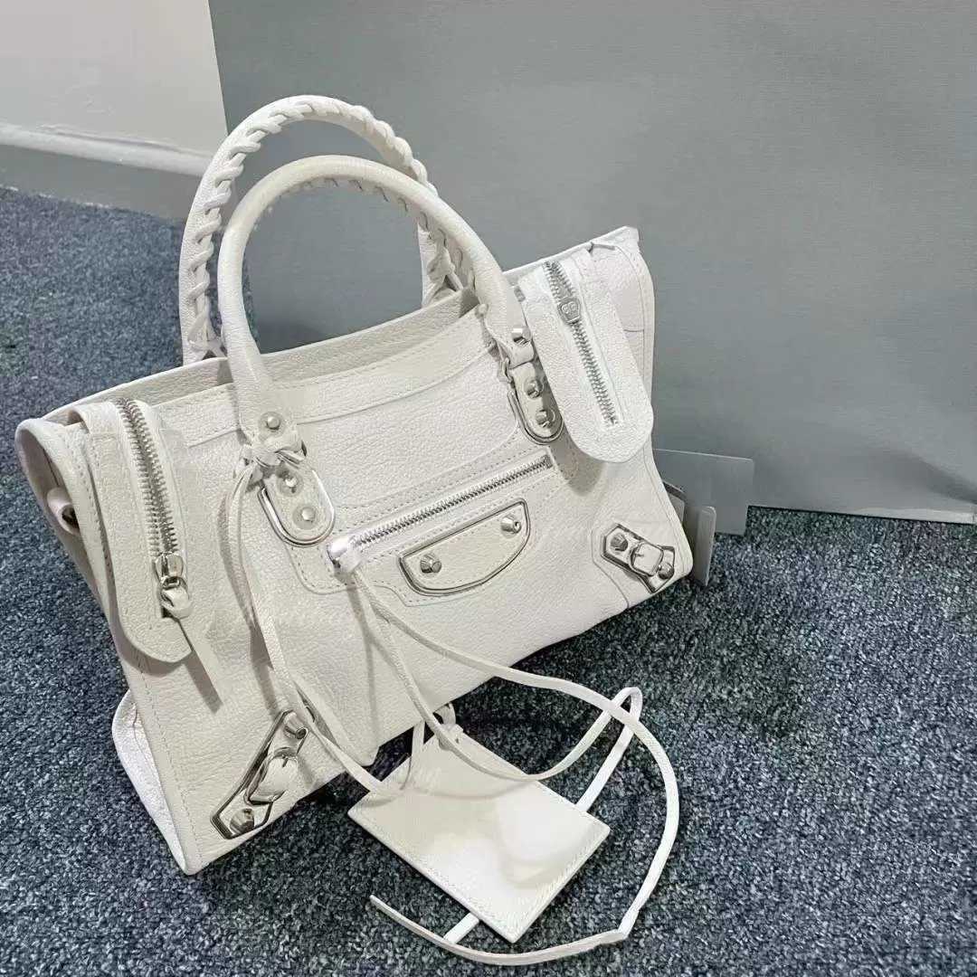 7A Quality Luxury bags city bag Luxury designer bags tote women Fashion handbag shoulder cross body large capacity metal buckle fd 2022, Red
7A Quality Luxury bags city bag Luxury designer bags tote women Fashion handbag shoulder cross body large capacity metal buckle fd 2022, Red